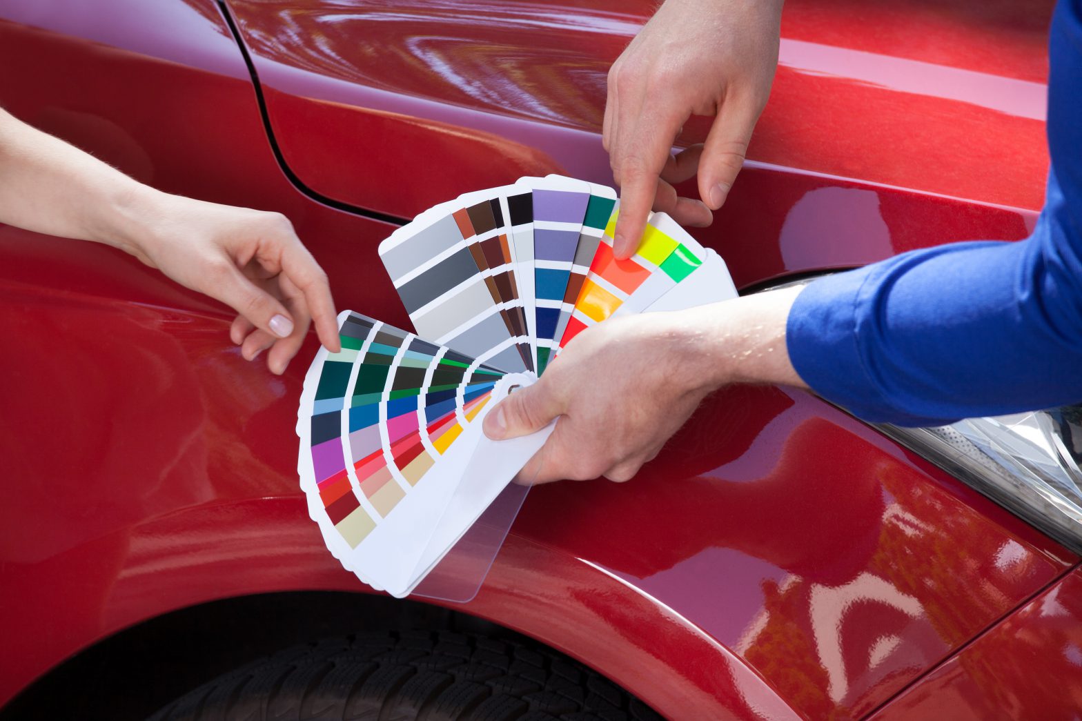 Carro sendo pintado com produtos da Anjo Tintas